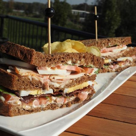 Cafe Brasserie Het Heerenhuis Het Kalf Bagian luar foto