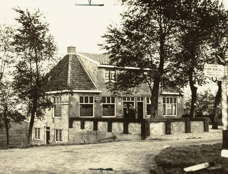 Cafe Brasserie Het Heerenhuis Het Kalf Bagian luar foto